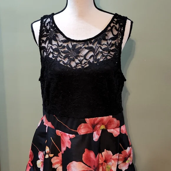 HP! 🌺Lace flower dress🌺 - Picture 4 of 8